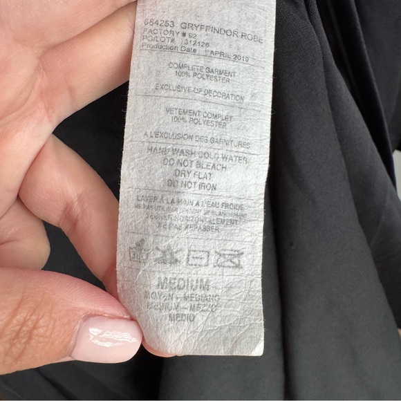 Harry Potter Gryffindor Black Cape Robe Size Medium (fits up to Large) - Picture 5 of 5